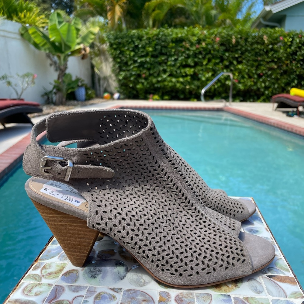 Vince Camuto size 8 heels small heel.